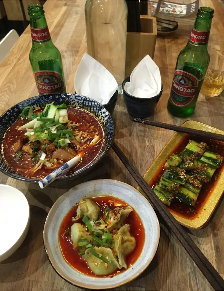 Raviolis Sauce Rouge Et Nouilles Sautées Au Poulet Et Salade de Cucumber